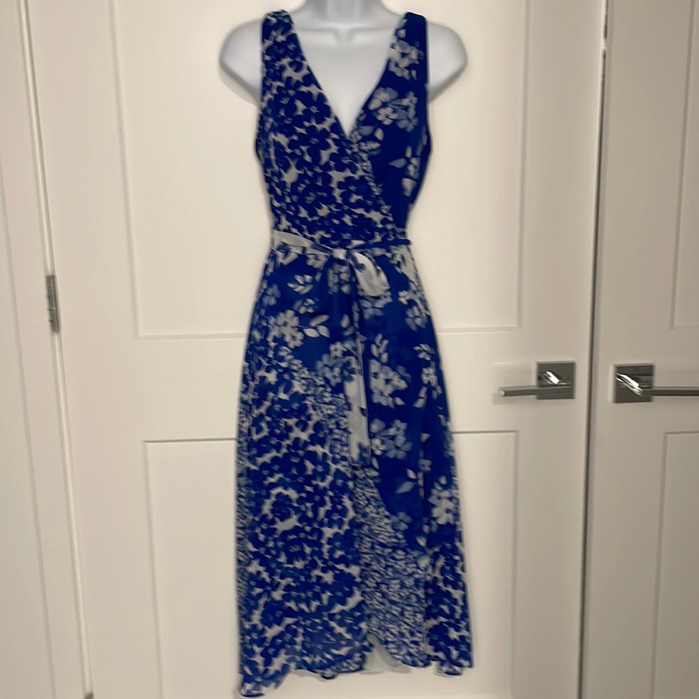 DKNY sleeveless blue white dress. V neck front and back. Back zip w/ tie belt